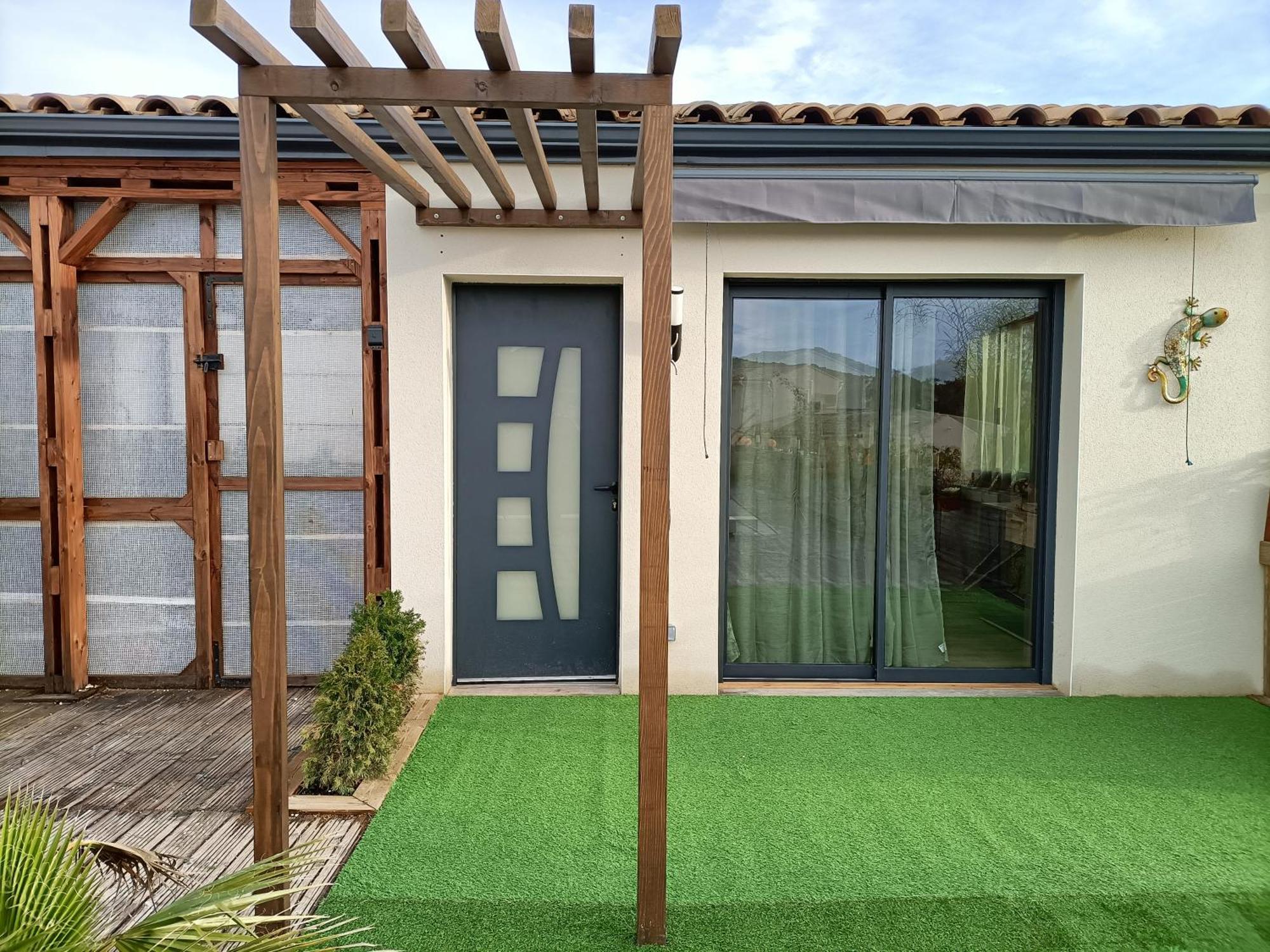 La Cabane Des Jours Heureux Saint-Laurent-de-Carnols Exterior foto